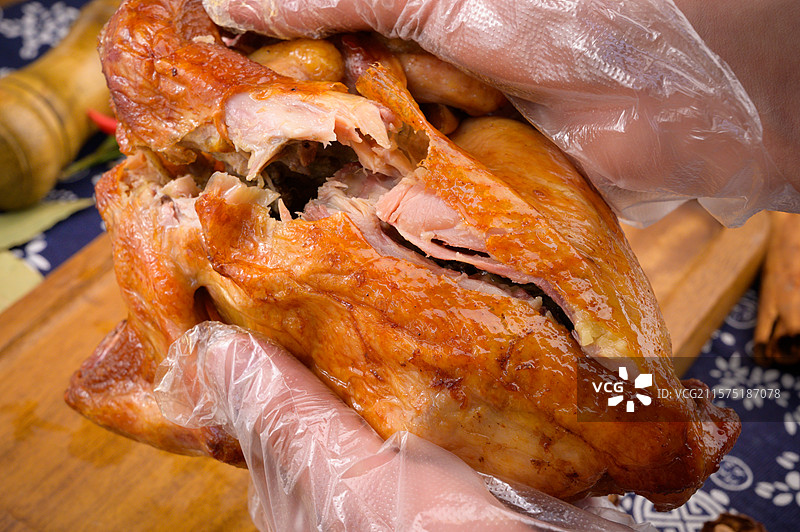 掰开的美味烧鸡图片素材