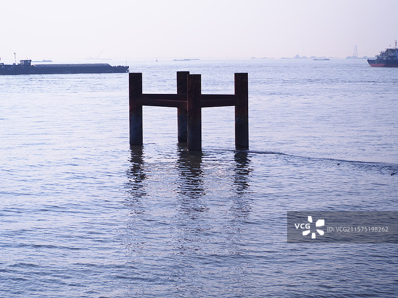 海滨公园海里有建筑图片素材