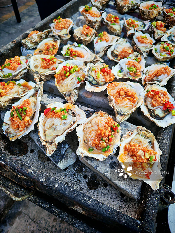 夜市中的碳烤生蚝广角俯拍视角图片素材