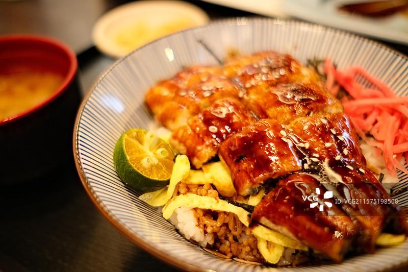 日料店的鳗鱼饭图片素材