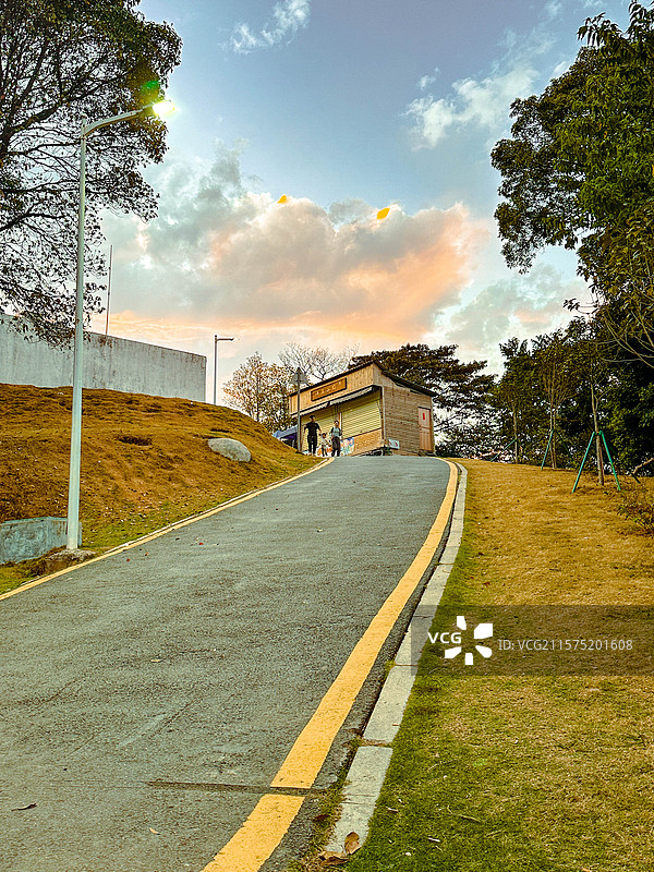 广州黄埔区油麻山森林公园登山步道空旷的道路在田野上的树林中迎着天空图片素材