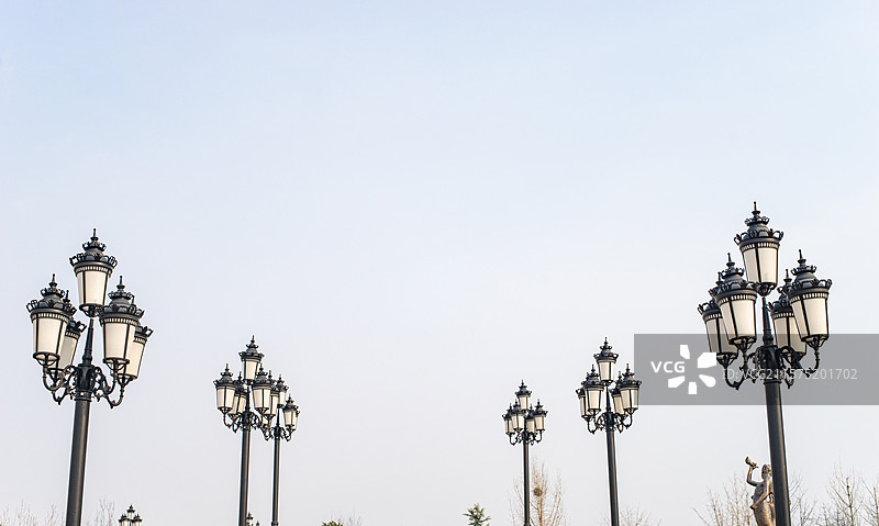 中国城市建筑实施拍摄主题，低视角仰拍一个高大的欧式风格路灯和铁柱子，户外白昼无人图像摄影图片素材
