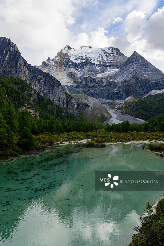 川西稻城亚丁仙乃日雪山与翠绿的湖水图片素材