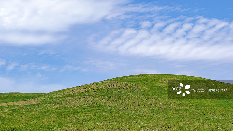 蓝天白云下的草原山坡图片素材
