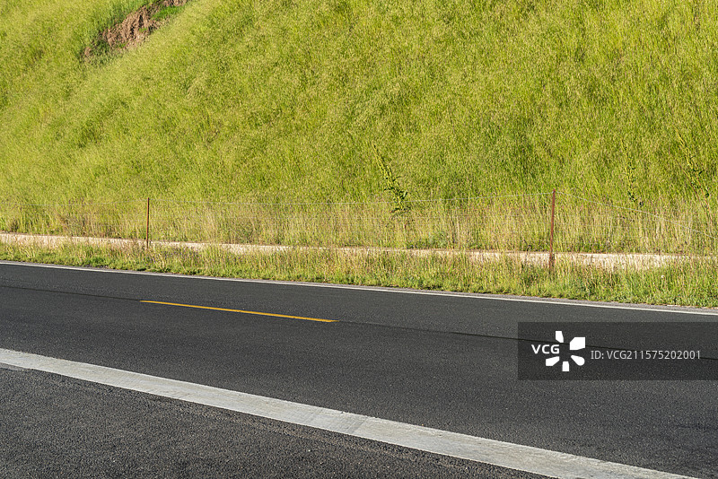 川西草原公路路面汽车广告背景图图片素材