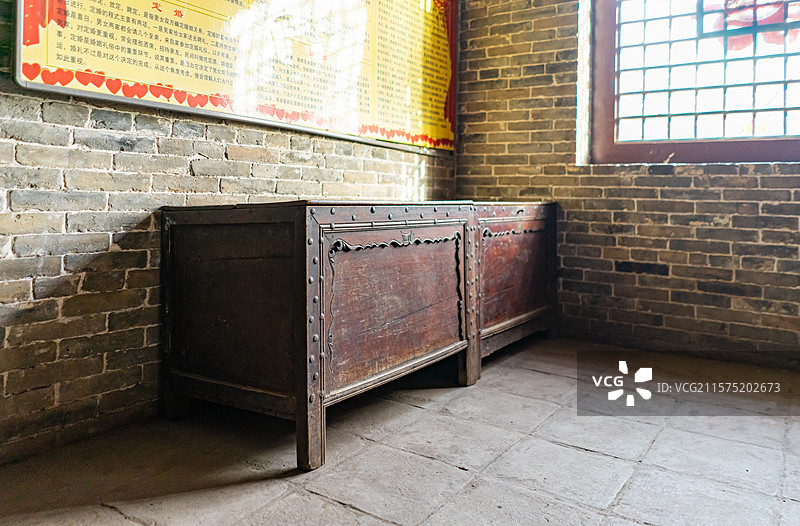 中国陕西山西宁夏甘肃西北黄土高坡房屋建筑，墙上悬挂的木雕牌子和古老的太师椅，室内无人图像摄影图片素材