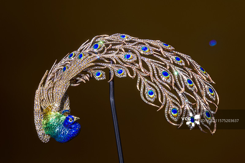 孔雀羽饰：1905年，金、钻石、珐琅，麦兰瑞，V MUSE珍藏，成都博物馆《风华万象》展图片素材