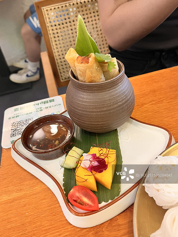 越南菜成都越魅Pho Ha noi 越南牛肉法棍、河内牛肉捞檬 抓春卷 香蕉牛油果奶昔 海鲜炒饭 越图片素材