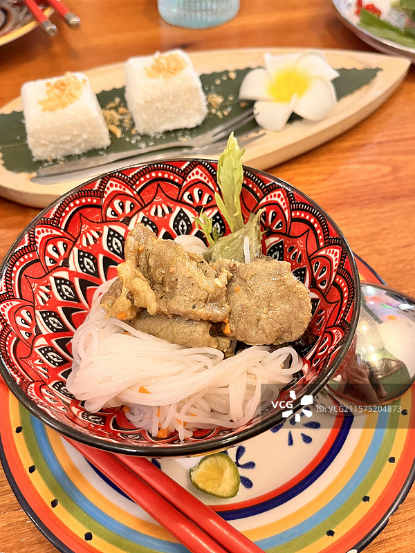 越南菜成都越魅Pho Ha noi 越南牛肉法棍、河内牛肉捞檬 抓春卷 香蕉牛油果奶昔 海鲜炒饭 越图片素材
