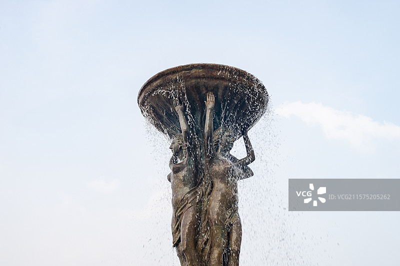 中国露台花园景观设计拍摄主题，广场上的人物雕像和大理石水槽里的喷泉流水，户外白昼无人图像摄影图片素材