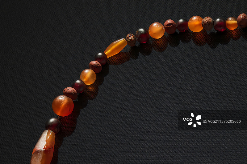 水晶玛瑙红绿玉髓石榴石玻璃珠，西汉，广州先烈路市委党校出土，广州市文物考古研究院（南汉二陵博物馆）藏图片素材