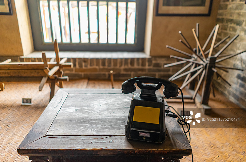 中国山西临汾洪洞县大槐树寻根祭祖园旅游景区，文化革命院的屋内桌子上的座机电话，室内无人图像摄影图片素材