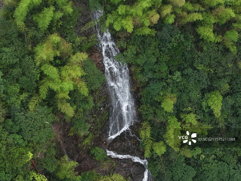 森林瀑布航拍图片素材