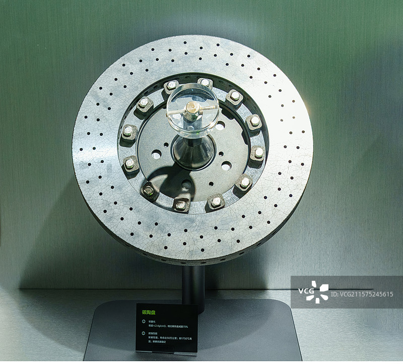 新材料，铸铁刹车盘与碳陶刹车盘图片素材