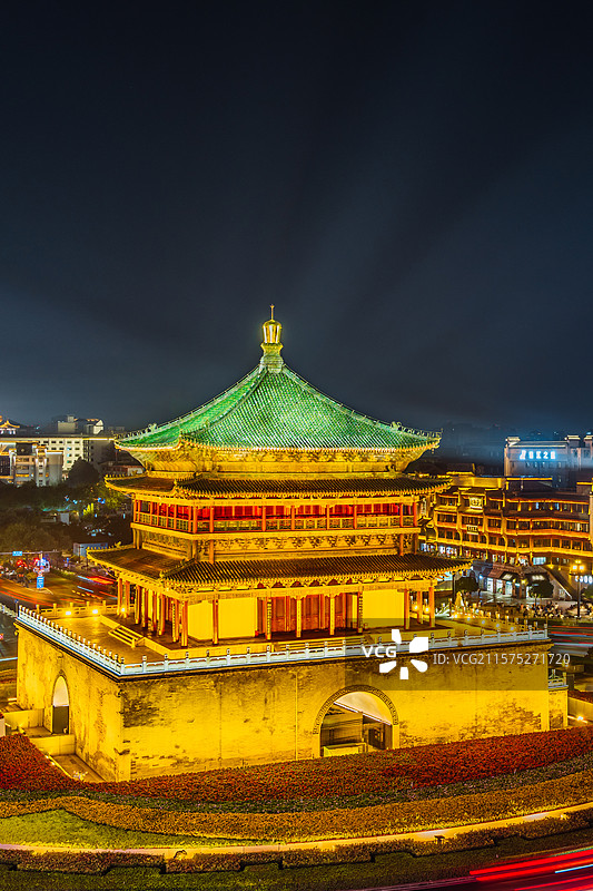 中国陕西西安钟楼高视角城市天际线夜景风光图片素材