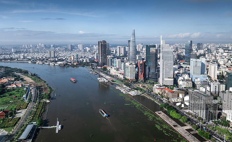 越南胡志明市西贡河城市高楼天际线风光航拍图片素材