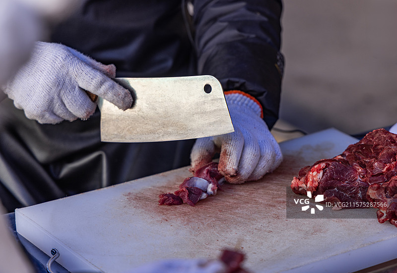 厨师正在串羊肉串图片素材