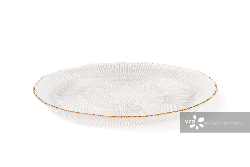 白色背景上的一个透明玻璃盘子图片素材