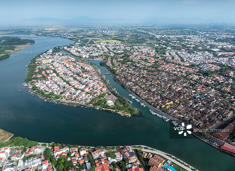 越南会安古城秋盆河城市建筑风光航拍图片素材