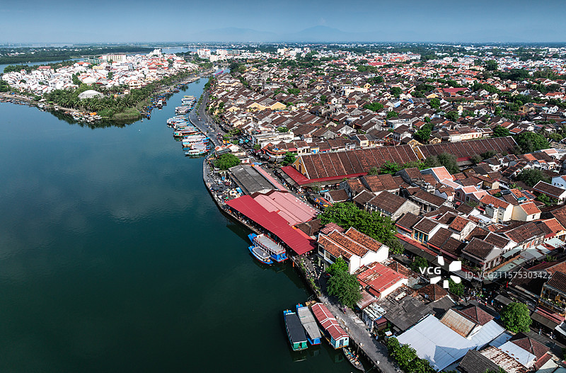 越南会安古城秋盆河城市建筑风光航拍图片素材