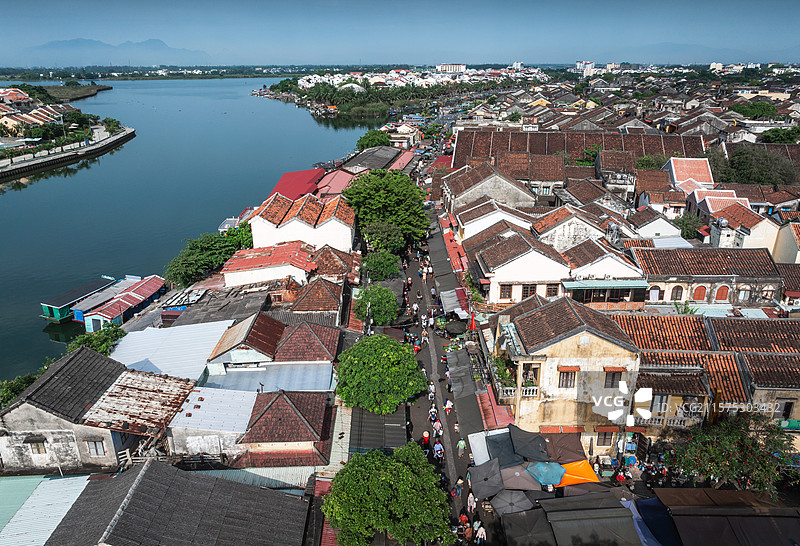 越南会安古城秋盆河城市建筑风光航拍图片素材