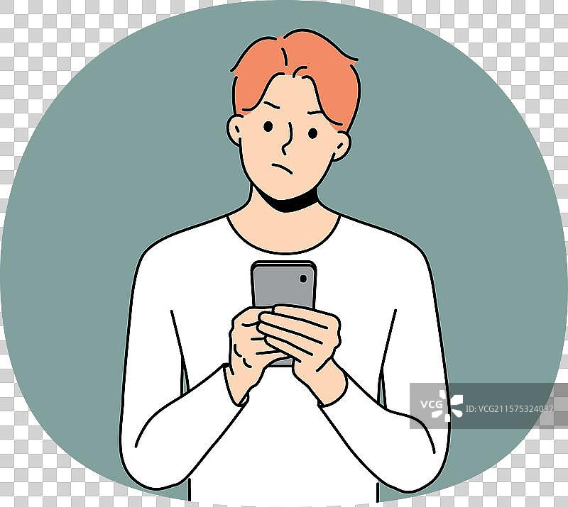 沉思的男子收到警告短信图片素材