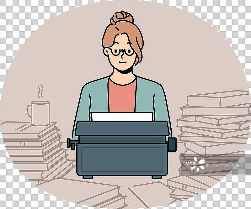 坐在书桌旁的女人与老式打字机和书籍图片素材