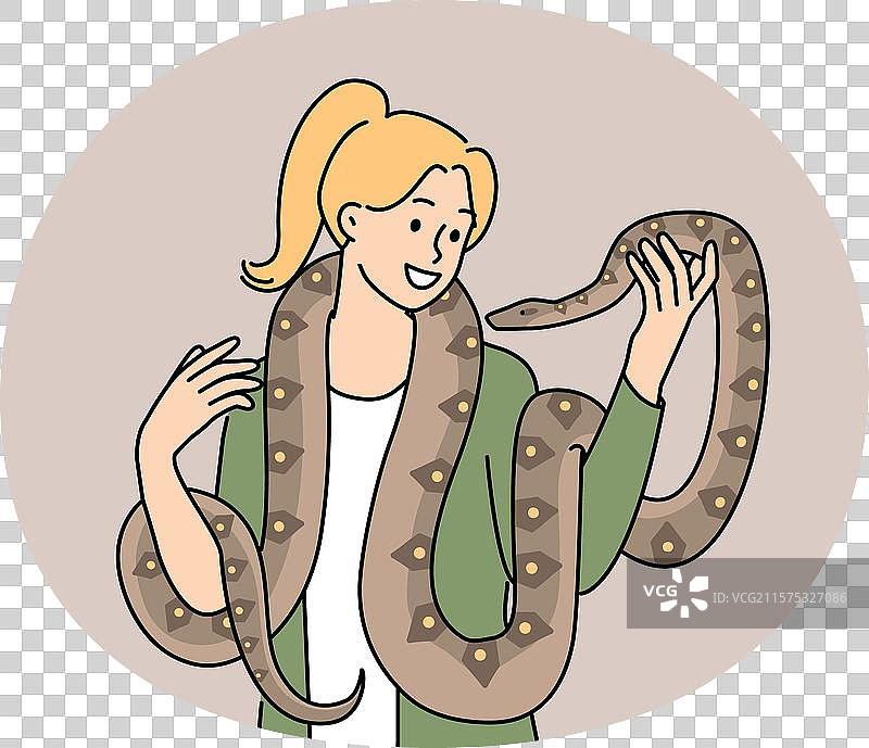 微笑着享受的女人脖子上缠绕着一条长蛇图片素材