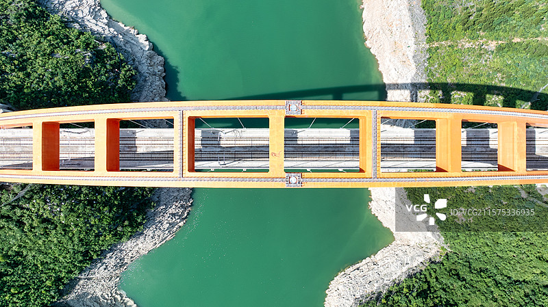重庆巫山大宁河进出巫山站的高铁铁路桥梁图片素材