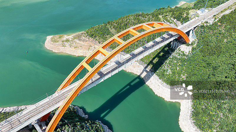 重庆巫山大宁河进出巫山站的高铁铁路桥梁图片素材