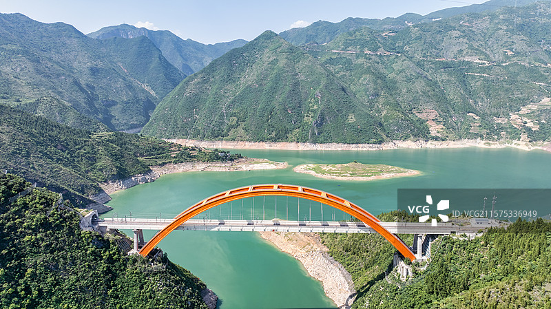 重庆巫山大宁河进出巫山站的高铁铁路桥梁图片素材