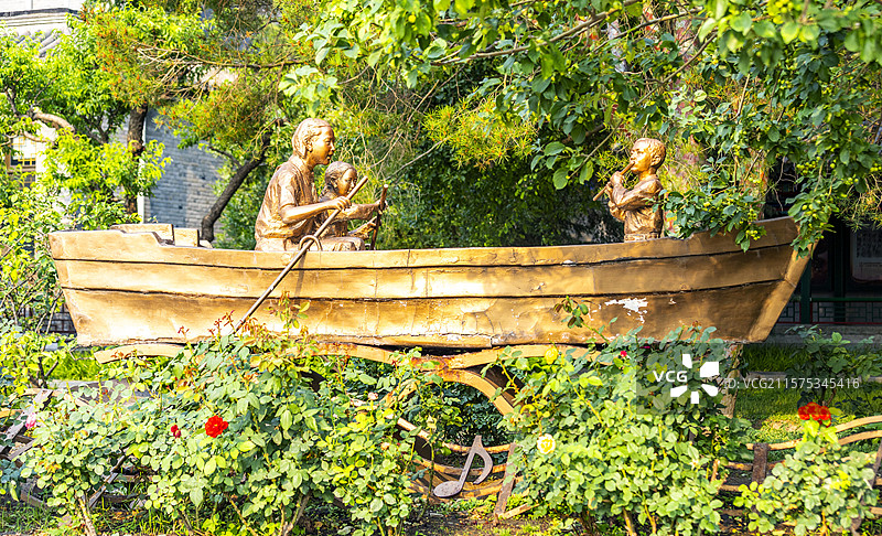 北京北海公园《让我们荡起双桨》雕塑图片素材