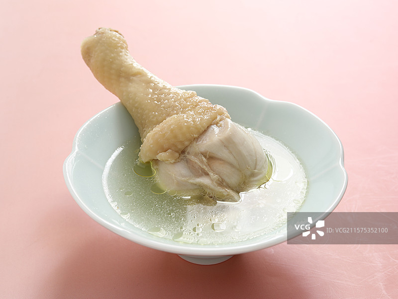 桌面上一碗营养丰富的鸡腿鸡汤图片素材
