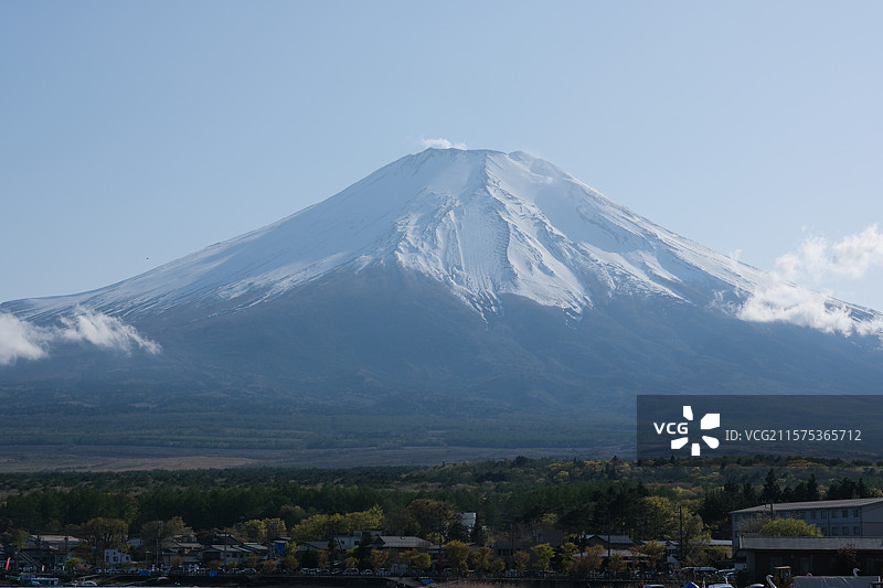 蓝天下的能见度高的富士山图片素材