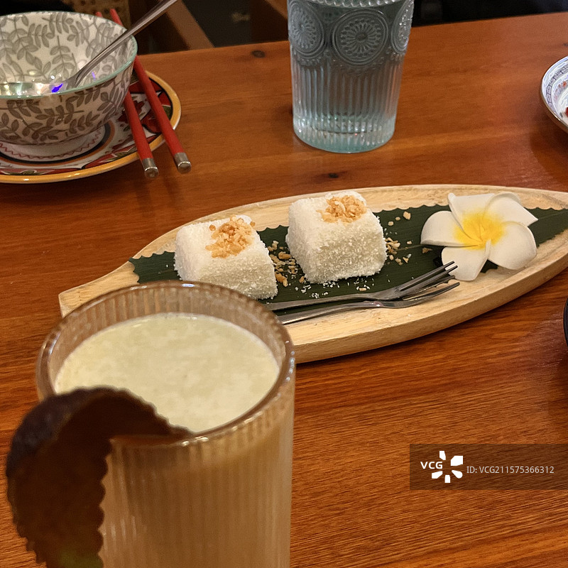 越南菜成都越魅Pho Ha noi 越南牛肉法棍、河内牛肉捞檬 抓春卷 香蕉牛油果奶昔 海鲜炒饭 越图片素材