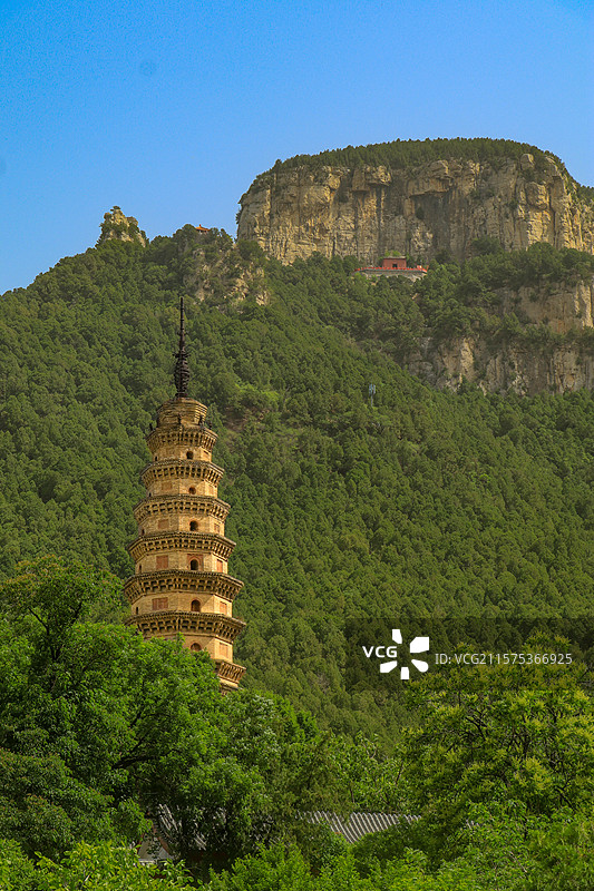 山峦叠翠古塔巍峨灵岩寺辟支塔图片素材