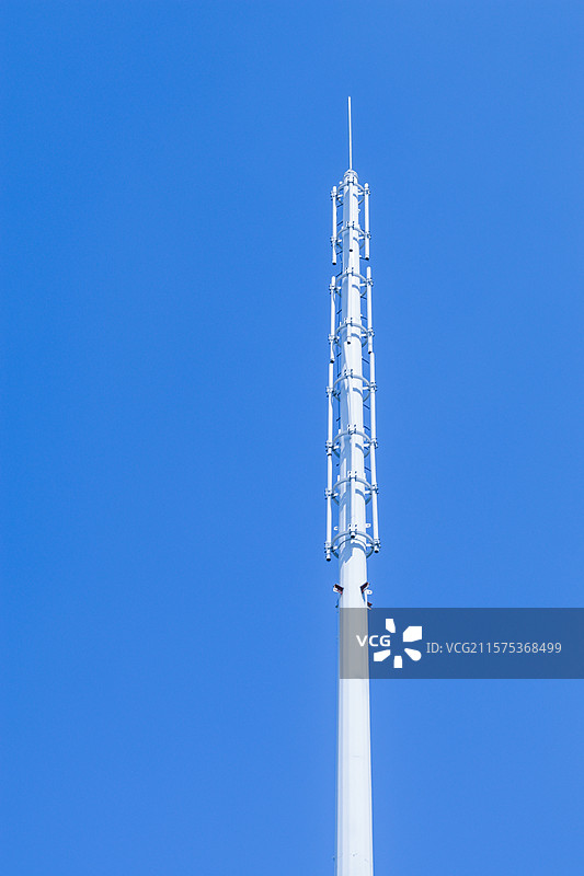 高耸入云的白色通讯塔图片素材