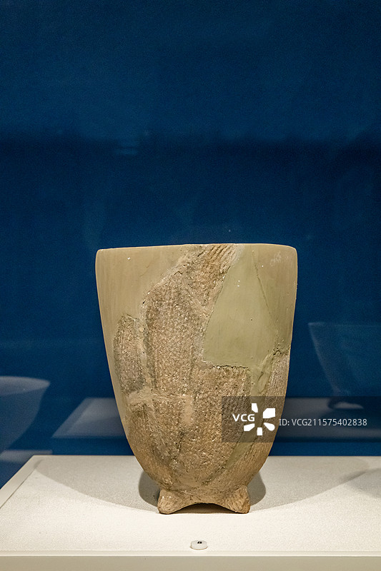 陕西考古博物馆三足罐前仰韶文化时期距今8000-6800年1960年西乡李家村遗址出土图片素材