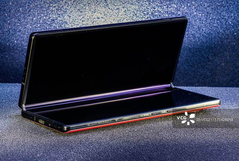 红色折叠手机折叠状态特写图片素材