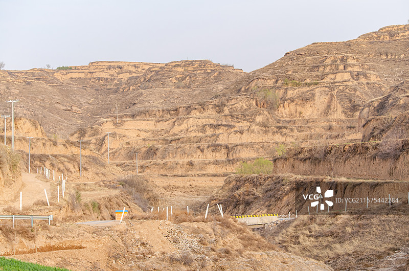 中国陕西山西宁夏甘肃西北黄土高坡房屋建筑，山坡的梯田和峡谷的农田，户外白昼无人图像摄影图片素材