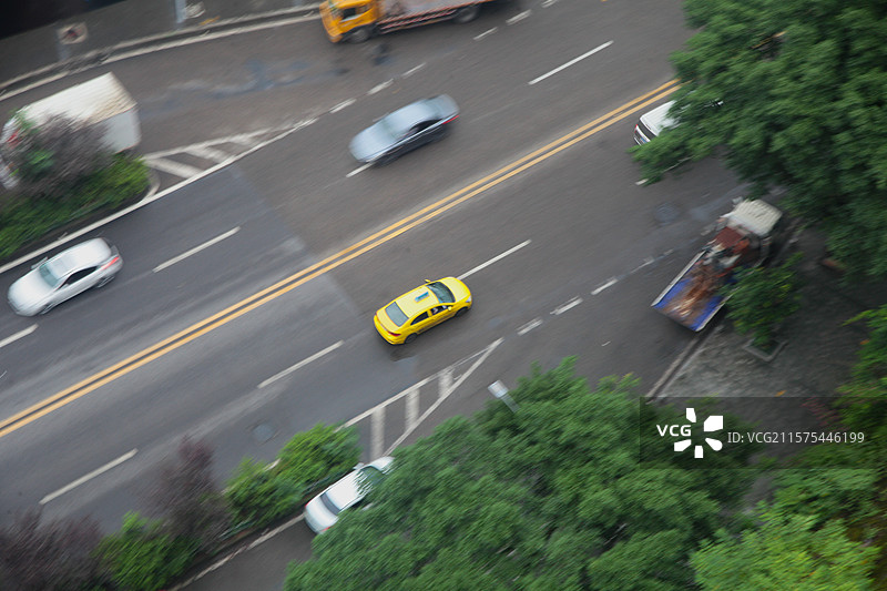 飞驰的黄色法拉利图片素材