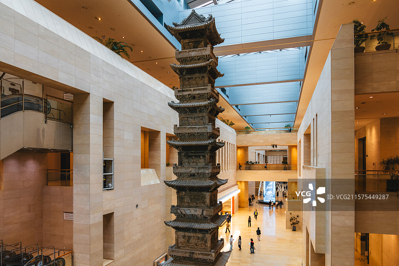 韩国首尔特别市，龙山区，国立中央博物馆，敬天寺十层石塔(国宝第86号)，融合了高丽风格与中国元朝风格图片素材