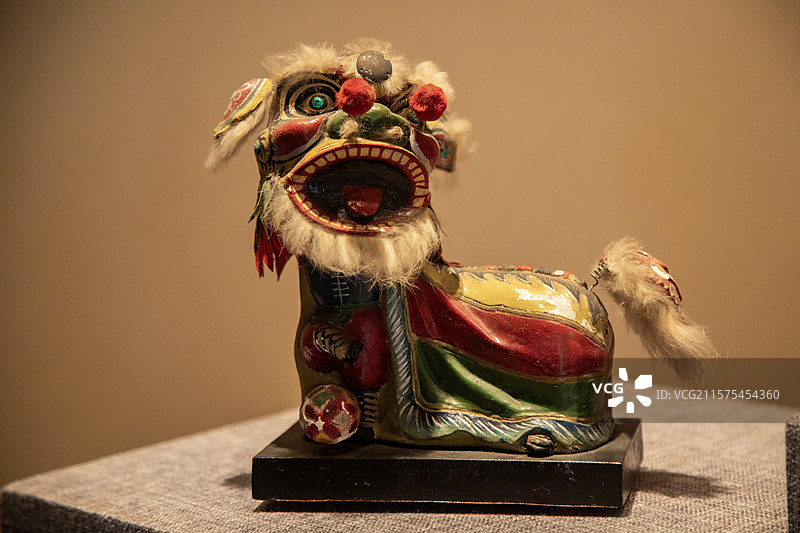 桌上的刺绣织布狮子图片素材