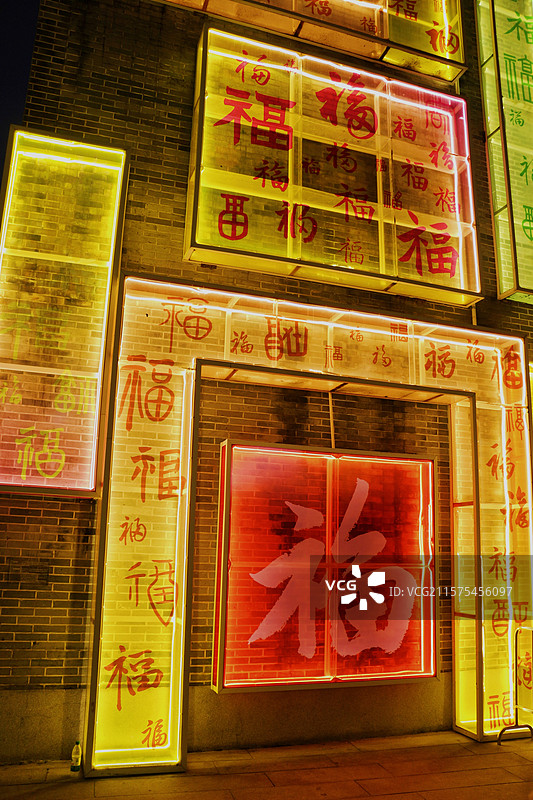 广州永庆坊的百福元素是近年来非常受欢迎的打卡点之一，将传统文化与创意设计结合，寓意吉祥，适合拍照祈福图片素材