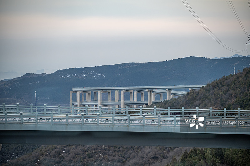 太原盘山公路曲折俯瞰城市远视角图片素材