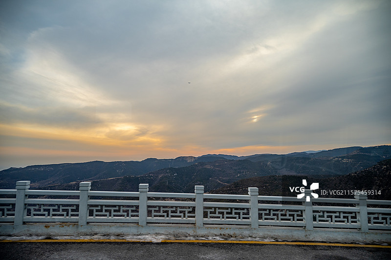 太原盘山公路曲折俯瞰城市远视角图片素材