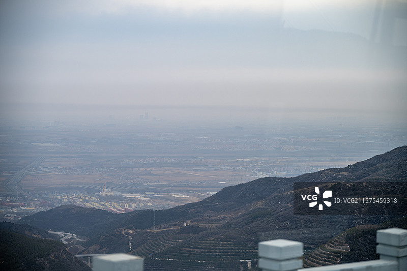 太原盘山公路曲折俯瞰城市远视角图片素材