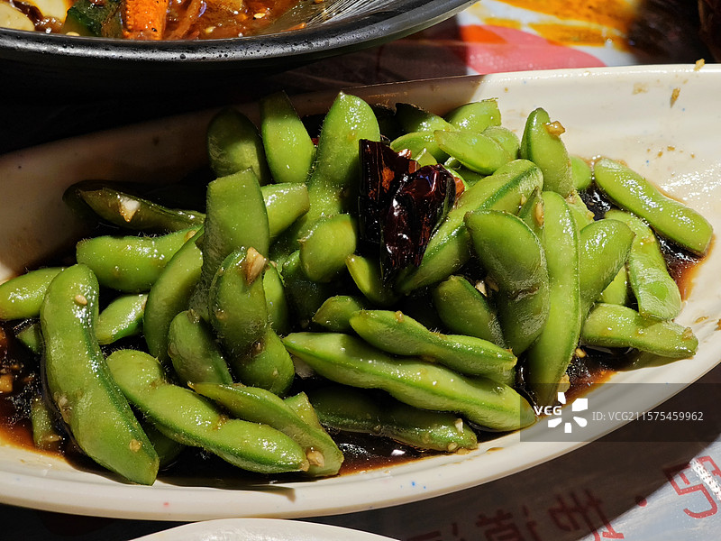夏日小吃：麻辣毛豆的诱惑图片素材