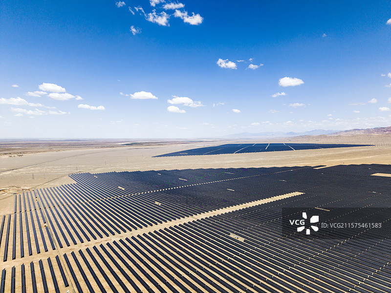 大西北戈壁滩大型光伏发电站太阳能电池板蓝天白云下图片素材