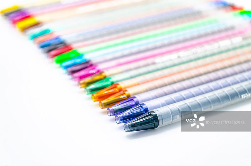 亚洲中国文具拍摄主题，内室内影棚拍摄静物图像，许多五颜六色的彩色碳素笔签字笔闪光笔，室内无人图像摄影图片素材